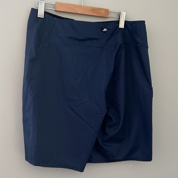 O'Neill Blue and Red Board Shorts Quick-Dry - Picture 2 of 3